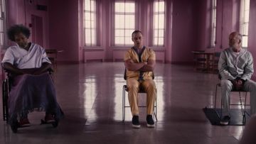 Las zapatillas de suela blanca negra de Kevin Wendell Crumb / La horda (James McAvoy) en cristal