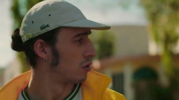 La gorra beige Lacoste de Romeo Elvis en el videoclip del postre