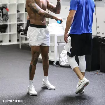 Les Sneakers The 10: Nike Air Max 97 OG "off white"  portées par Devin Booker sur le compte Instagram @Brkicks
