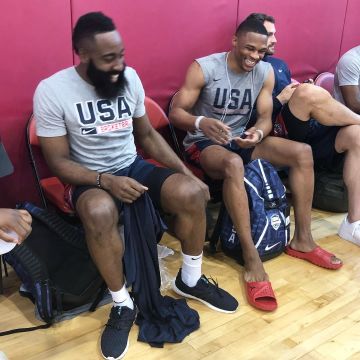 Chaussure Adidas Ultraboost Parley   bleu portées par James Harden sur le compte Instagram @nba