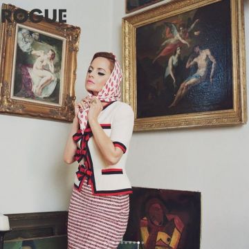 La falda corta de Tweed a rayas Gucci de Mena Suvari en su cuenta de Instagram