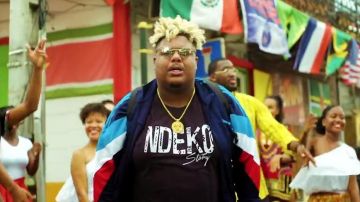 Le t-shirt Ndeko Stories de Naza dans le clip "P*tain de m*rde"