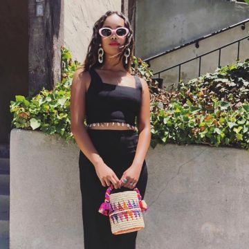 Les boucles d'oreilles en osier et perles que porte Alisha Boe sur son post Instagram
