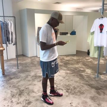 Chaussures noires et roses Adidas Crazy BYW LVL X PW portées par Pharrell Williams sur son compte Instagram