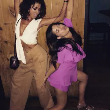 Le pantalon camel River Winds Pleated Pant Free People de Sarah Hyland sur son compte Instagram