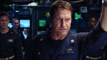 Le t-shirt bleu marine de l'uniforme du Commander Joe Glass de l'USS Omaha (Gerard Butler) dans Hunter Killer