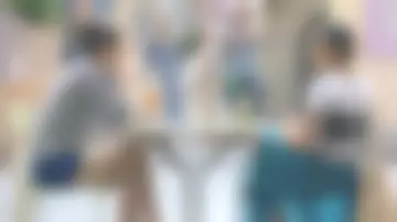 La chemise grise en vichy d'Emma (Pauline Bression) dans Plus belle la vie du 27/07/18