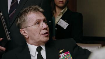 Les lunettes de vue portées par l'Amiral Brad Crawford (Gary Oldman) dans Hunter Killer
