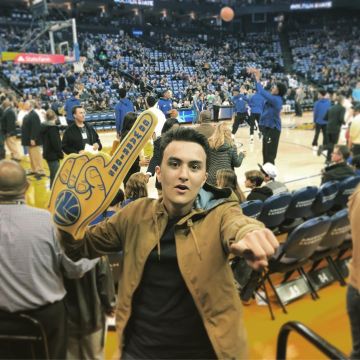 The glove / hand in yellow foam GO WARIORS NBA view on the account instagram of Hugo Posay (@hugop0say)