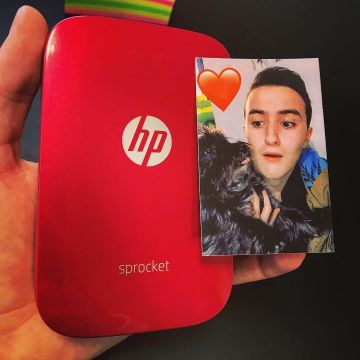 The portable printer red HP view on the account Instagram of Hugo Posay (@hugop0say)