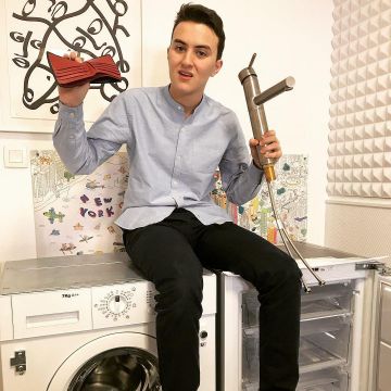 The washing machine-white RENLING IKEA seen on the account Instagram of Hugo Posay (@hugop0say)