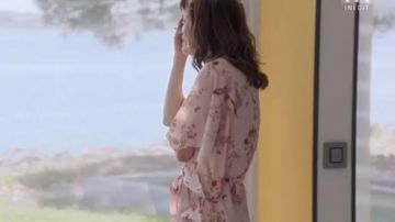 The pajamas kimono worn by Flora Valorta (Anne Caillon) in Tomorrow belongs to us episode 256 of the 27/07/18