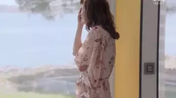 The pajamas kimono worn by Flora Valorta (Anne Caillon) in Tomorrow belongs to us episode 256 of the 27/07/18