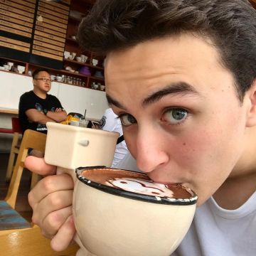 The cup WC toilet white view on the account Instagram of Hugo Posay (@hugop0say)