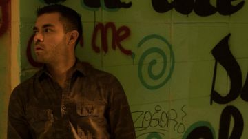 La camisa marrón de Miguel (Gabriel Chavarría) en La Purga temporada 1