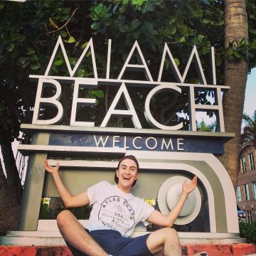 The T-shirt-white gradient blue ATLAS SKATE USA seen on the account Instagram of Hugo Posay (@hugop0say)