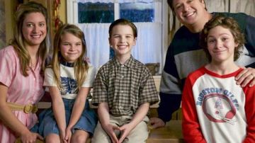 The dress shirt pink striped Mary Cooper (Zoe Perry) in Young Sheldon