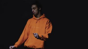 The sweatshirt hoody orange Walk in Paris Roméo Elvis in her video clip Nasty