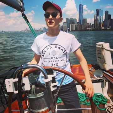 The T-Shirt ATLAS SKATE worn by Hugo Posay on a boat, seen on his account Instagram @hugop0say