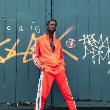 The orange vest Tealer of the youtubeur Birdyy on his account instagram