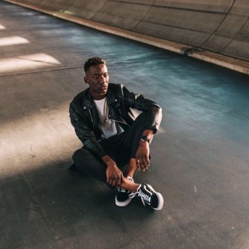 The sneakers Vans Old Skool black that carries the youtubeur Birdyy on his account instagram