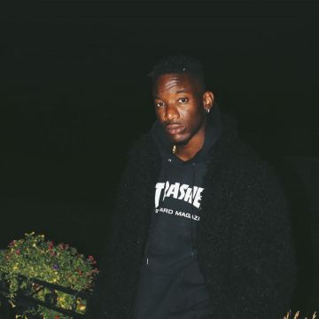 The sweatshirt with hood Thrasher Skateboard Magazine in navy blue worn by the YouTubeur Birdyy on his account Instagram