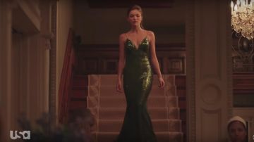El vestido largo de lentejuelas verdes usado por Lila (Lili Simmons) en The Purge temporada 1