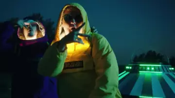 La veste Napapijri jaune de Vald dans le clip Bizarre de Lorenzo