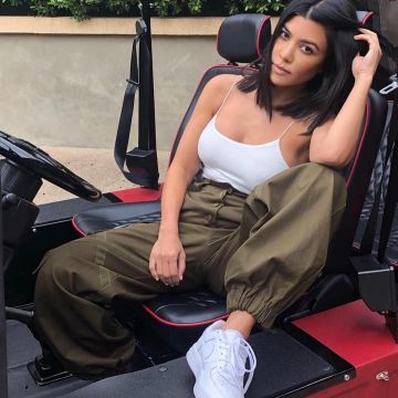 Le pantalon style treillis kaki porté par la fameuse Kourtney Kardashian sur son compte Instagram