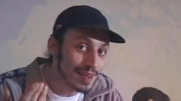 La gorra negra de Lacoste que lució Romeo Elvis en su vídeo Es mi trabajo con Senamo