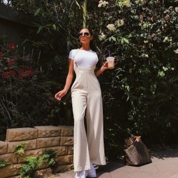 Le pantalon à bretelles couleur taupe porté par la jeune londonienne Shay Goheen sur son compte Instagram