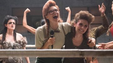 Les lunettes larges style nerd de Rhonda Ri­chard­son aka Brit­ta­nica (Kate Nash) dans Glow S02E01