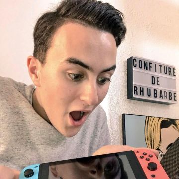 The light box with message on the wall of the photo Insta Hugo Posay (@hugop0say)