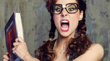 Large nerd eyeframe worn by Rhonda Ri­chard­son aka Brit­ta­nica (Kate Nash) in Glow