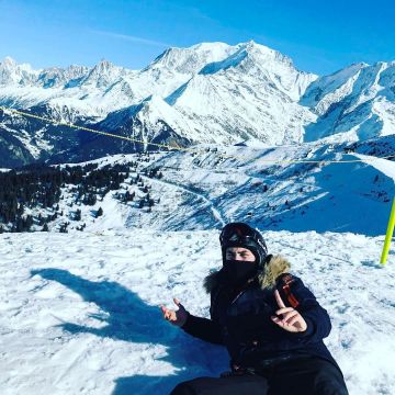 The jacket SUPERDRY black and orange range by Hugo Posay skiing on his post, Instagram (@hugop0say)