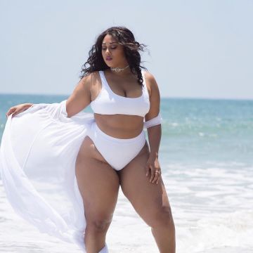Le bikini blanc Fashion Nova porté par la pulpeuse Chantelle Tyler Brown sur Instagram