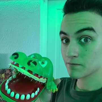 The game crocodile dentist green seen on the post Instagram of the 500 000 subscribers of Hugo Posay (@hugop0say)