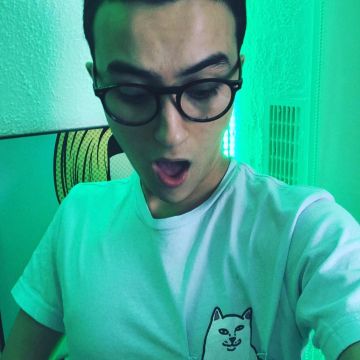 The white T-Shirt with a cat in the pocket the finger (fuck) Rip N Dip Hugo Posay on Instagram (@hugop0say)