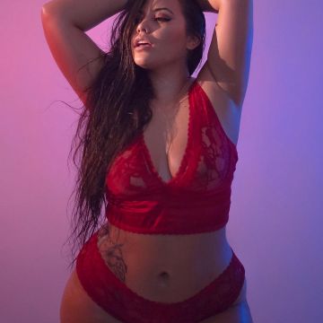 L'ensemble de lingerie en dentelle rouge porté par la ws curve model Asia Penelope sur son compte Instagram