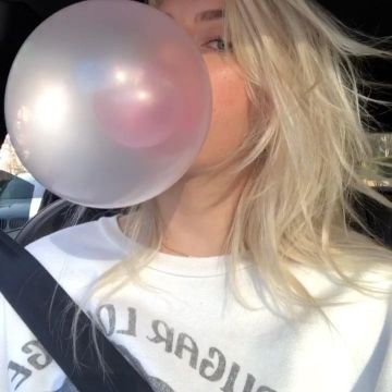 La sudadera de la Autoridad Local usada por Pyper America en su cuenta de Instagram