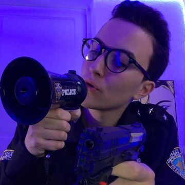 The megaphone POLICE black held by Hugo Posay on his account Instagram (@hugop0say)