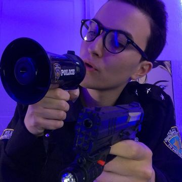 The pistol ball black with a flashlight seen on the account Instagram of Hugo Posay (@hugop0say)