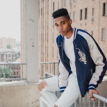 La veste bomber brodée et satinée portée par le blogueur américain Luda sur son compte Instagram