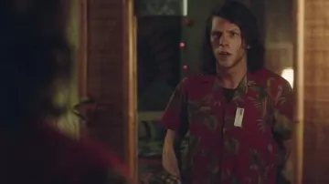 La chemise hawaïenne de Mike Howell (Jesse Eisenberg) dans American Ultra