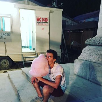 The T-Shirt-white gradient blue Atlas Skate Hugo Posay with a barpe-a-dad on Intagram (@hugop0say)