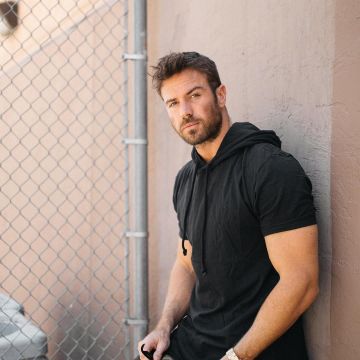 Le t-shirt sweat noir à capuche porté par Chad Johnson sur son compte Instagram