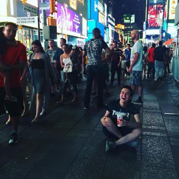 The t-shirt Thrasher Magazine black with a white logo worn by Hugo Posay on his account Instagram @hugop0say