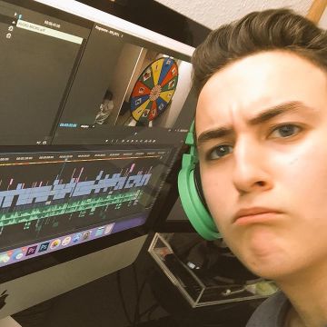 The headphones neon green Razer Kraken Pro Hugo Posay in front of his computer on Instagram (@hugop0say)