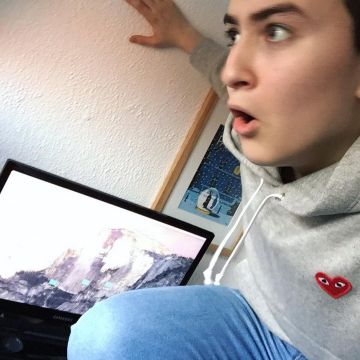 Sweatshirt gray logo red heart by comme des garçons worn by Hugo Posay on his account instagram (@hugop0say)