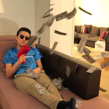 The dispenser of tickets red Sûpreme used by Hugo Posay on a photo of his account Instagram (@hugop0say)